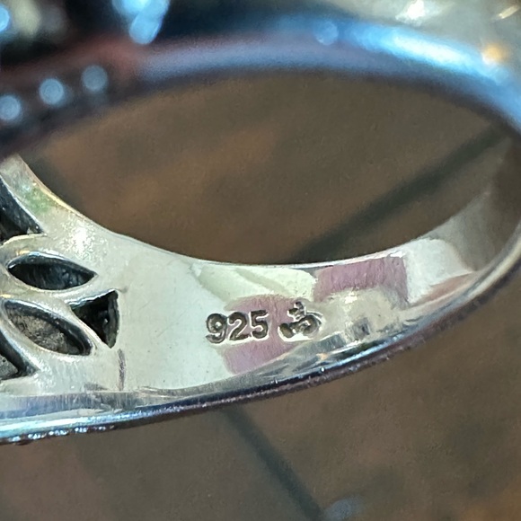 Carved Black Quartz With Small Crystals Throughout. 925SterlingSilver. Size 5.75 - Picture 10 of 11